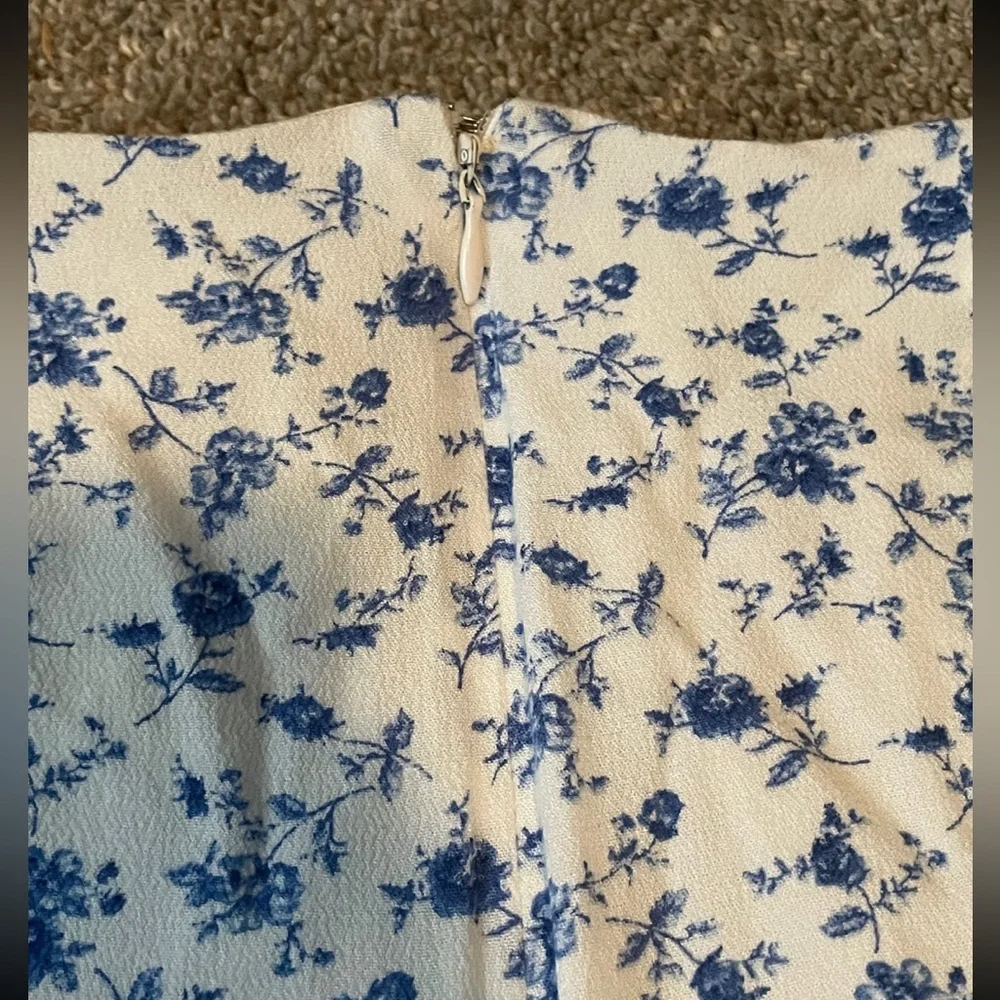 White and blue floral skirt - Picture 3 of 4